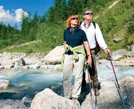 couple-on-rocks